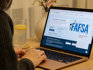 Student applying for financial aid by filling out the FAFSA form on the website