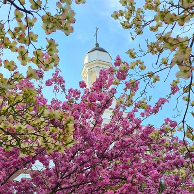 Spring photo of campus with Memorial Hall in the background